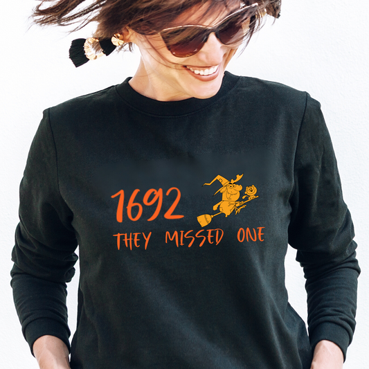 Lustiges Halloween-Sweatshirt mit Rundhalsausschnitt – 1692 They Missed One With a Witch and a Cat