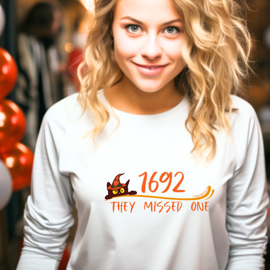 Halloween-Sweatshirt mit Rundhalsausschnitt – 1692 They Missed One With a Cat