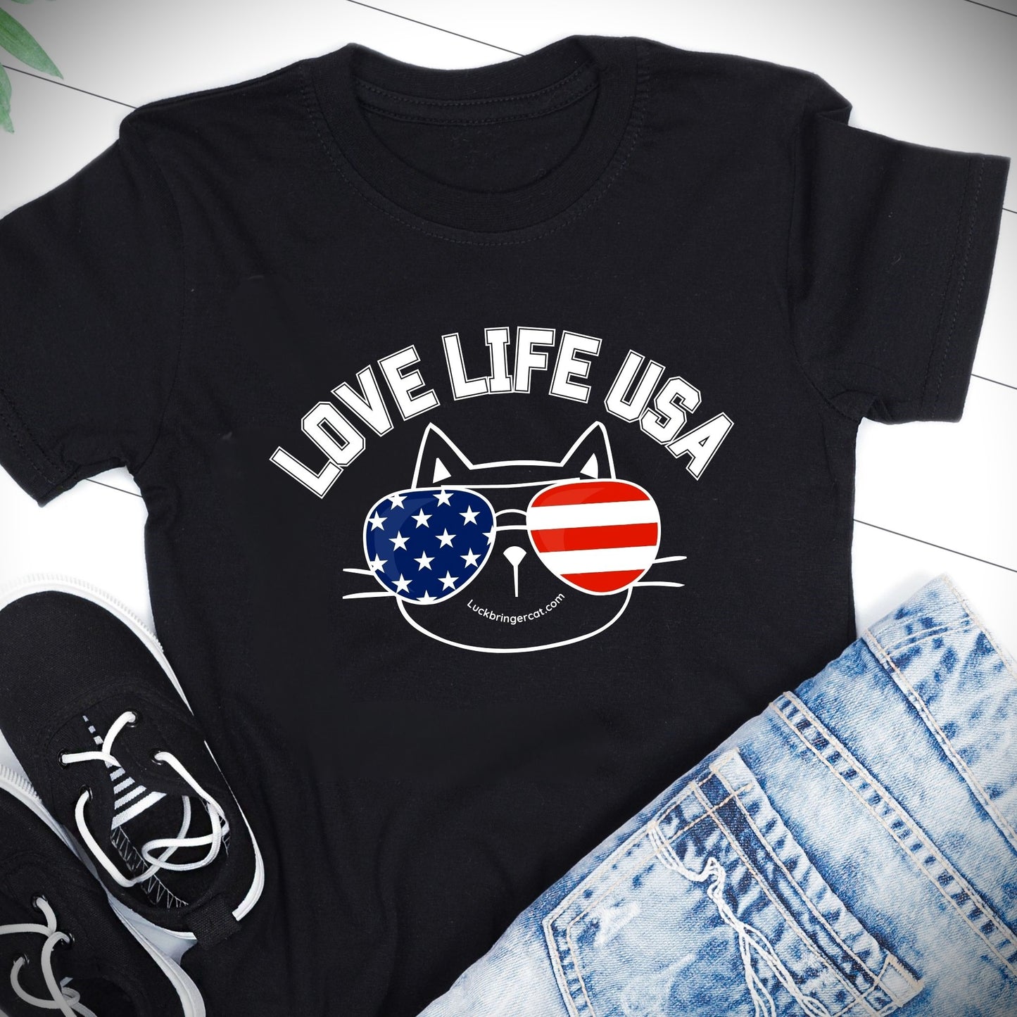 Show your love for America and cats with our premium quality "Love, Life, USA" shirt! Perfect for the US election season and 4th of July to celebrate Independence Day. 💙💖 This tshirt also makes a great gift for cat lovers, cat moms, and cat dads. ✨🐈🎁 🔸 100% soft cotton 